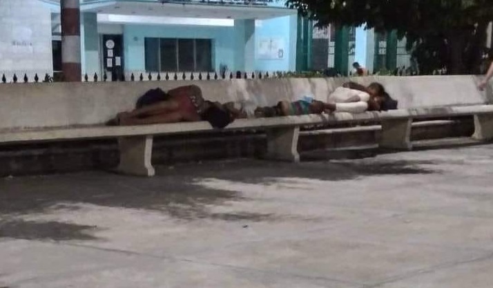 Familia cubana con niños se encuentra desamparada en las calles de Holguín