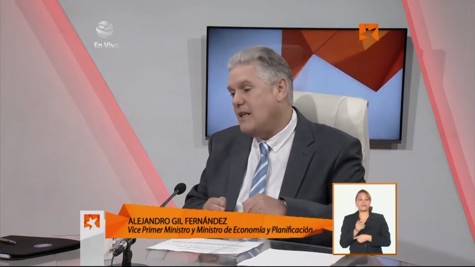 Gil Fernández pide confianza a la población la única salida a la crisis es la revolución