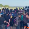 Miles de migrantes cruzan la frontera sur de EEUU por la zona de Eagle Pass