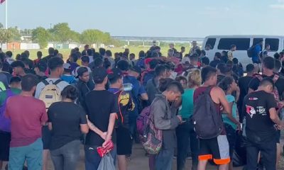 Miles de migrantes cruzan la frontera sur de EEUU por la zona de Eagle Pass
