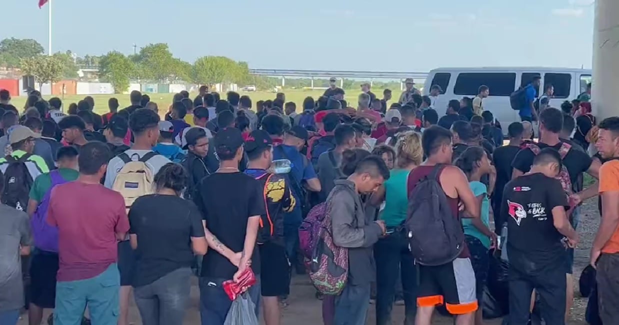 Miles de migrantes cruzan la frontera sur de EEUU por la zona de Eagle Pass