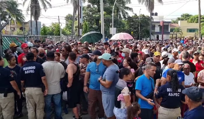 Miles de migrantes cubanos listos para salir en caravana desde la ciudad de Tapachula