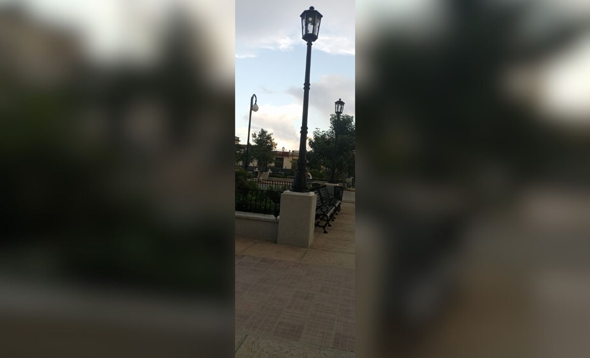 Niño cubano recibe una descarga eléctrica en el parque Colón de Cárdenas