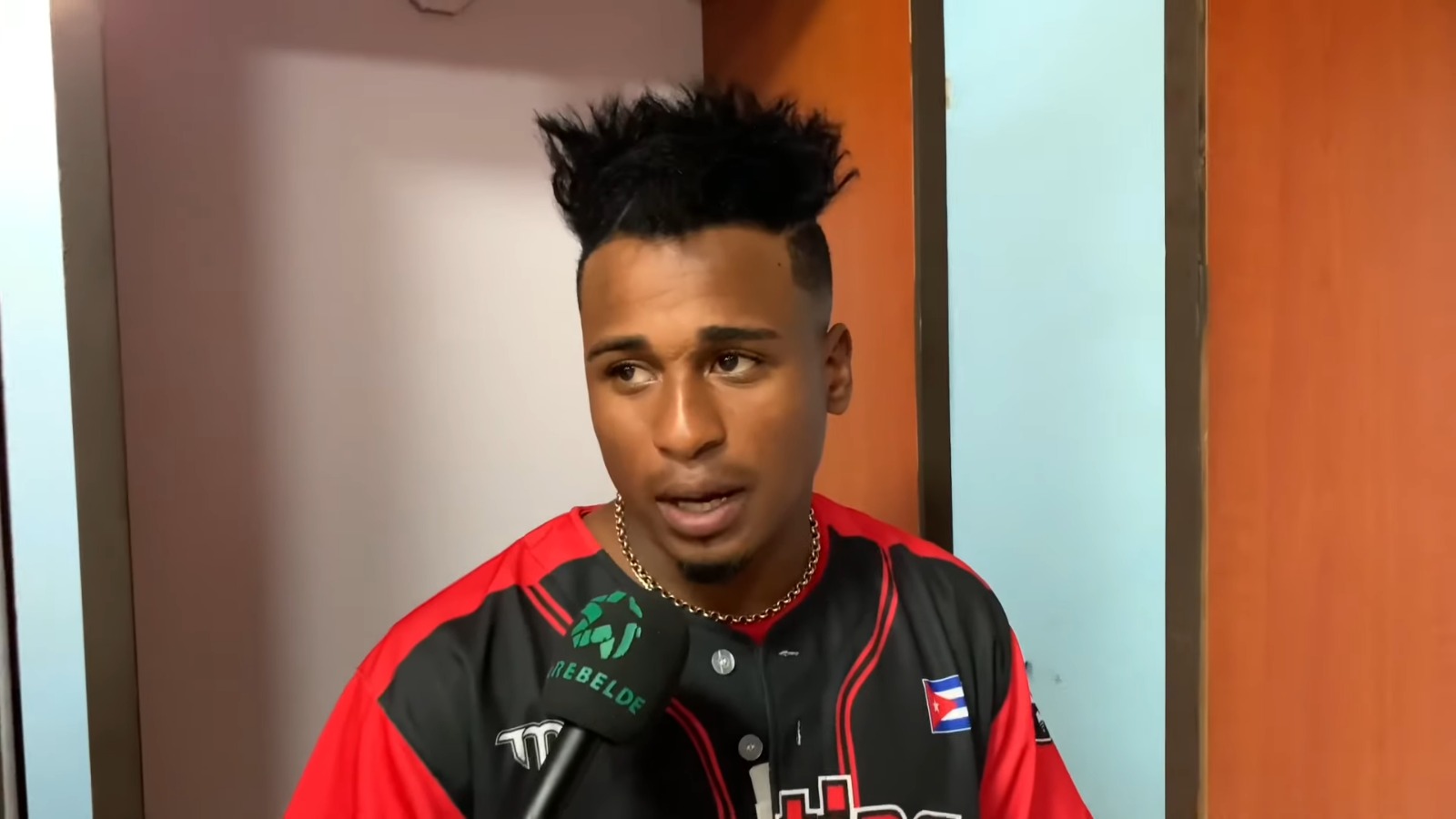 Santiago Torres, pelotero del equipo Cuba, llega a EEUU desde México