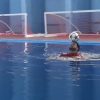 Jhoen Lefont establece dos récords Guinness en dominio del balón dentro de una piscina