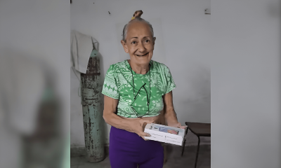 Limay Blanco regala celular a una abuela cubana