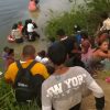 Migrantes cubanos cruzan el río Bravo con su recién nacido en brazos (1)