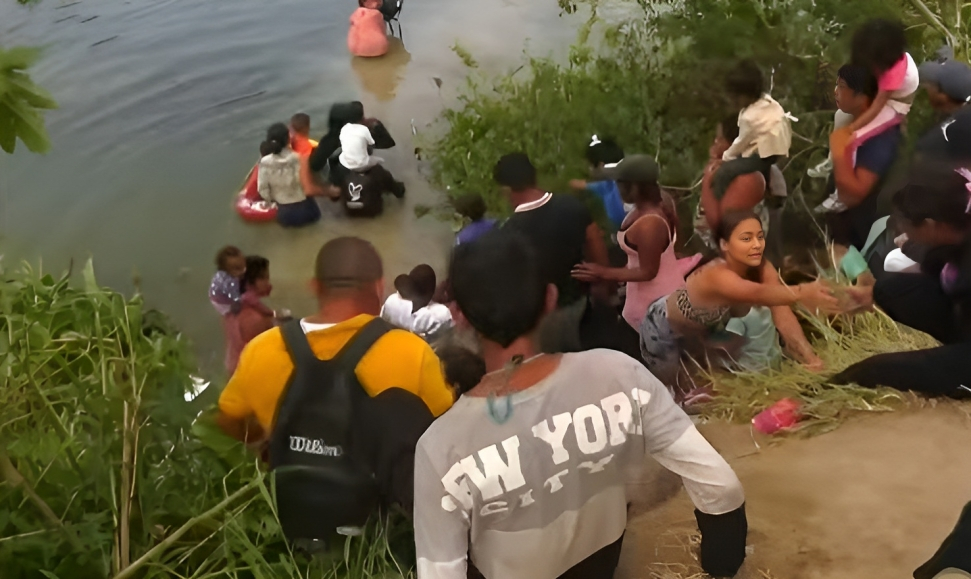 Migrantes cubanos cruzan el río Bravo con su recién nacido en brazos (1)