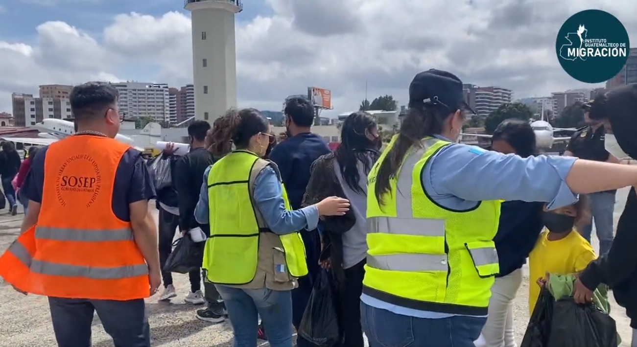 Migrantes cubanos detenidos en grupo de 333 personas durante tránsito por Guatemala