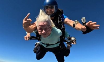 Persona de mayor edad en lanzarse en paracaídas