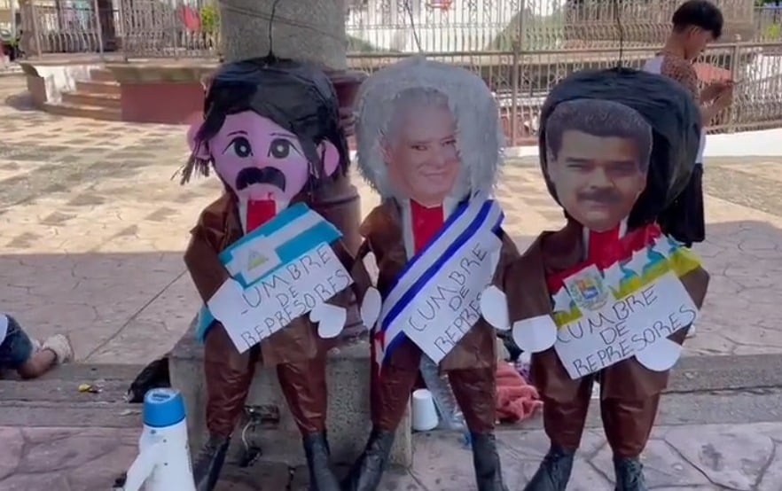 Queman piñatas con la imagen de los presidentes que participan en la cumbre