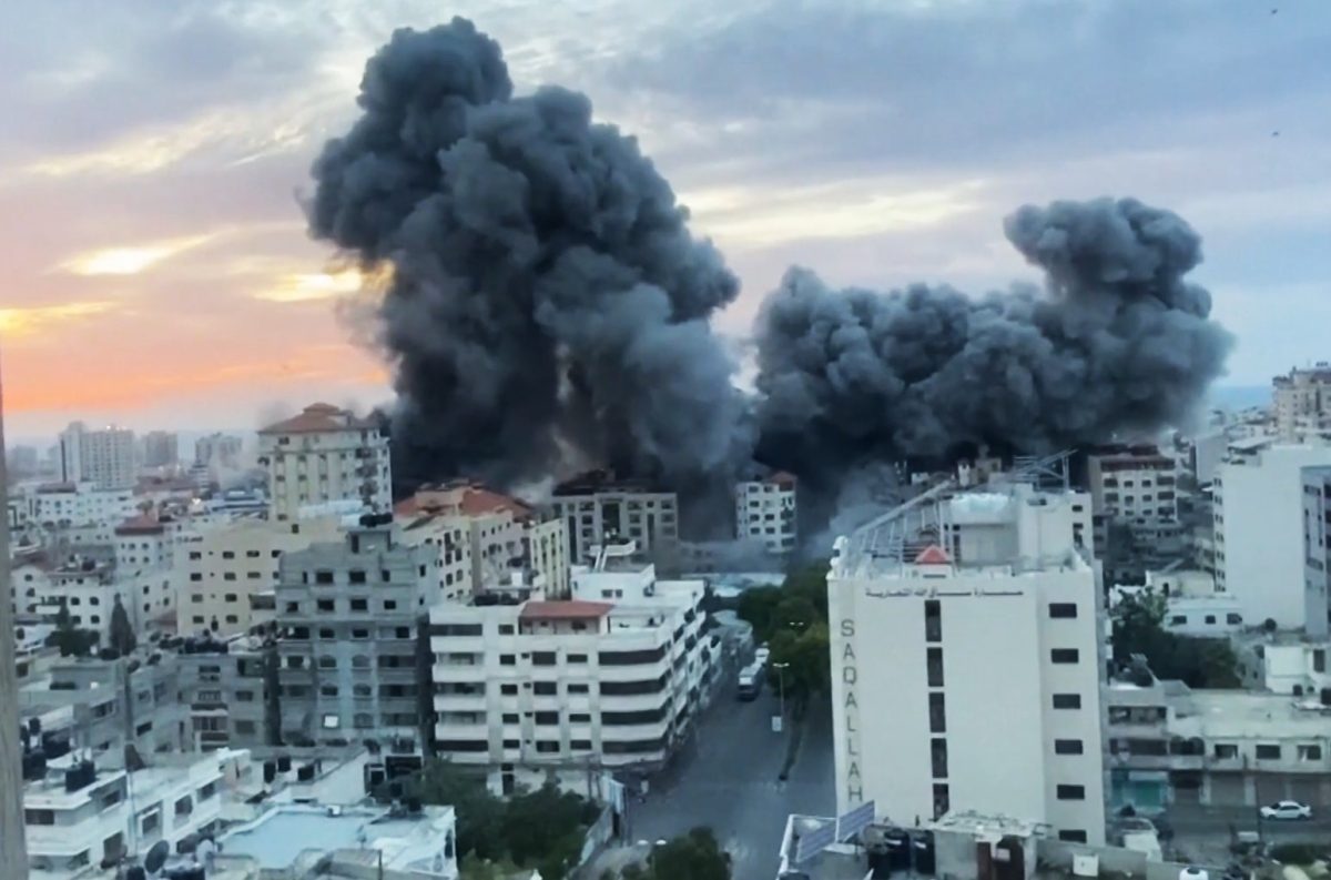 Un edificio se derrumba en Gaza tras el contrataque israelí