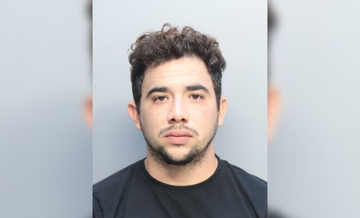 Venta de zapatos acordada en WhatsApp termina con violento robo en Hialeah