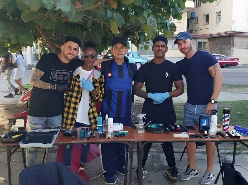 “Barberos de Corazón” sorprenden a todos con su generosidad en El Vedado (1)