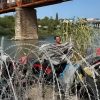 Corte federal rechaza pedido deTexas para mantener alambres de púas en la frontera3