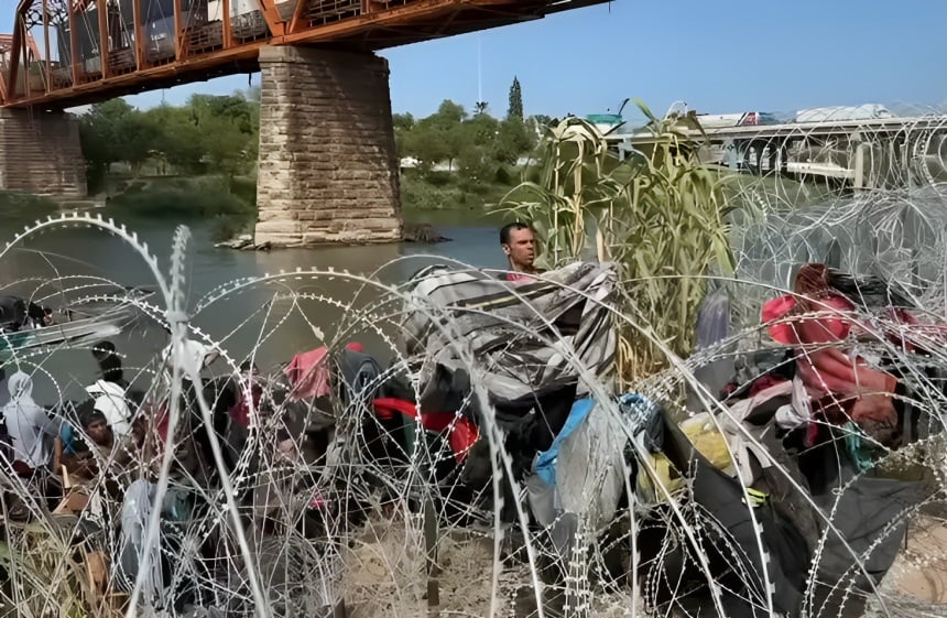 Corte federal rechaza pedido deTexas para mantener alambres de púas en la frontera3