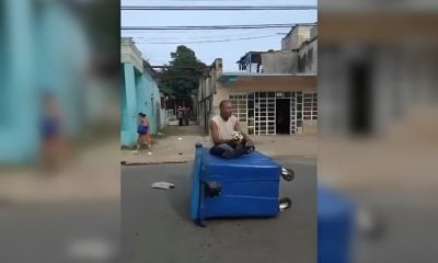 Joven cubano protesta en Bauta sentado sobre un tanque de basura (1)