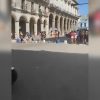 Madres con hijos bloquean una calle en La Habana Vieja por falta de agua potable (1)