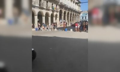 Madres con hijos bloquean una calle en La Habana Vieja por falta de agua potable (1)