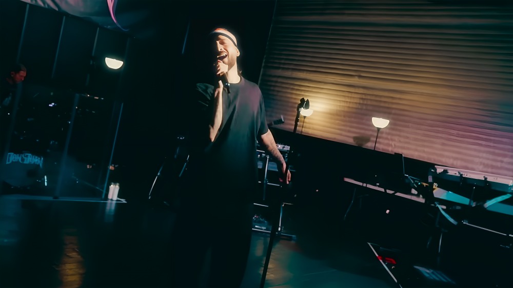 Maluma canta por las calles de México