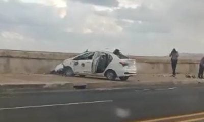 Patrulla de la policía choca contra el muro del malecón de La Habana