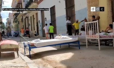 Residentes en un edificio a punto de derrumbarse bloquean una calle en La Habana