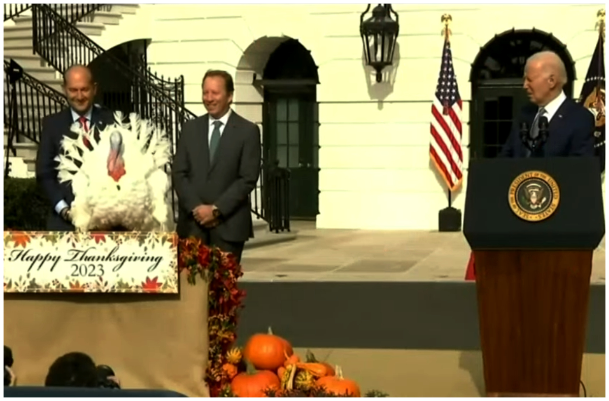 El presidente Biden celebró sus 81 años perdonando dos pavos de Acción de Gracias