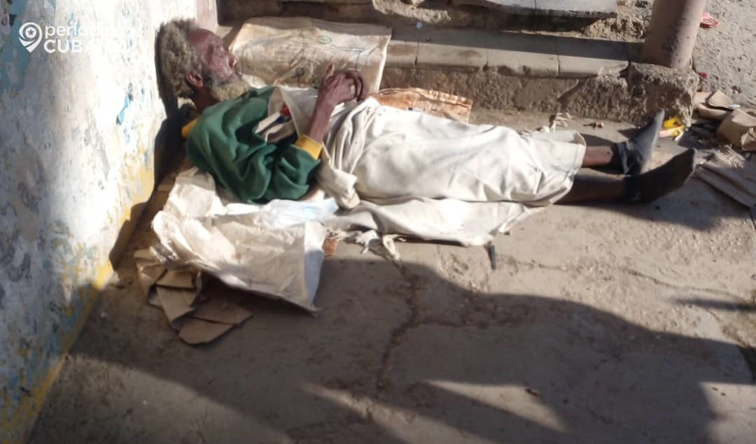 Anciano duerme en la interperie en Cuba