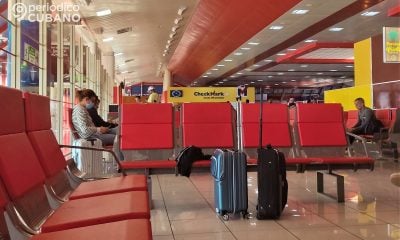 Atrapan a dos trabajadores del Aeropuerto de La Habana que sustraían pertenencias en equipajes