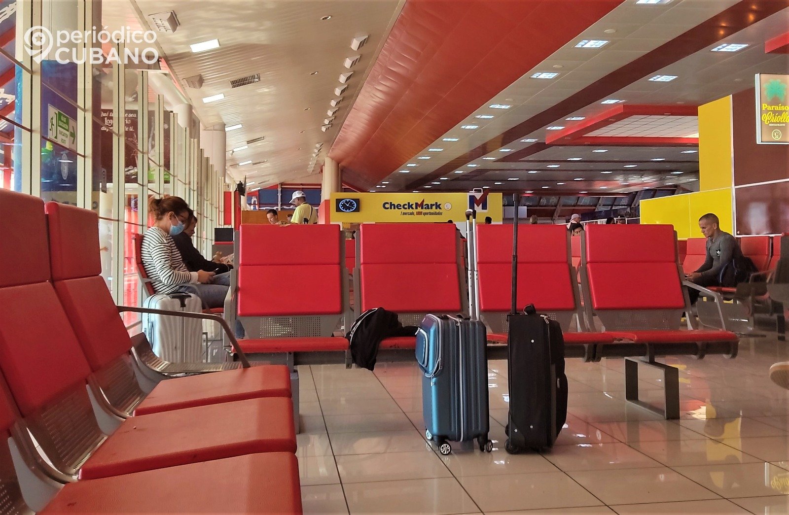 Atrapan a dos trabajadores del Aeropuerto de La Habana que sustraían pertenencias en equipajes
