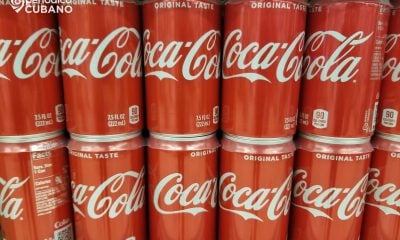 Coca-Cola retira cientos de latas del mercado por la presencia de un “material extraño”