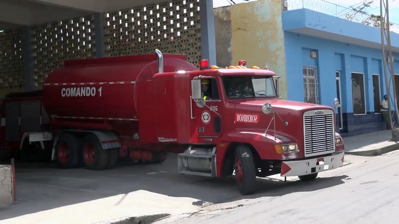 Cuba recibe donación de camiones de bomberos rusos para refinerías y aeropuertos