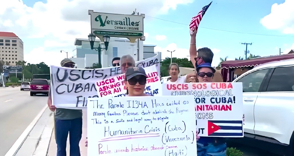 Cubanos en Miami protestan a favor del programa de parole humanitario 11