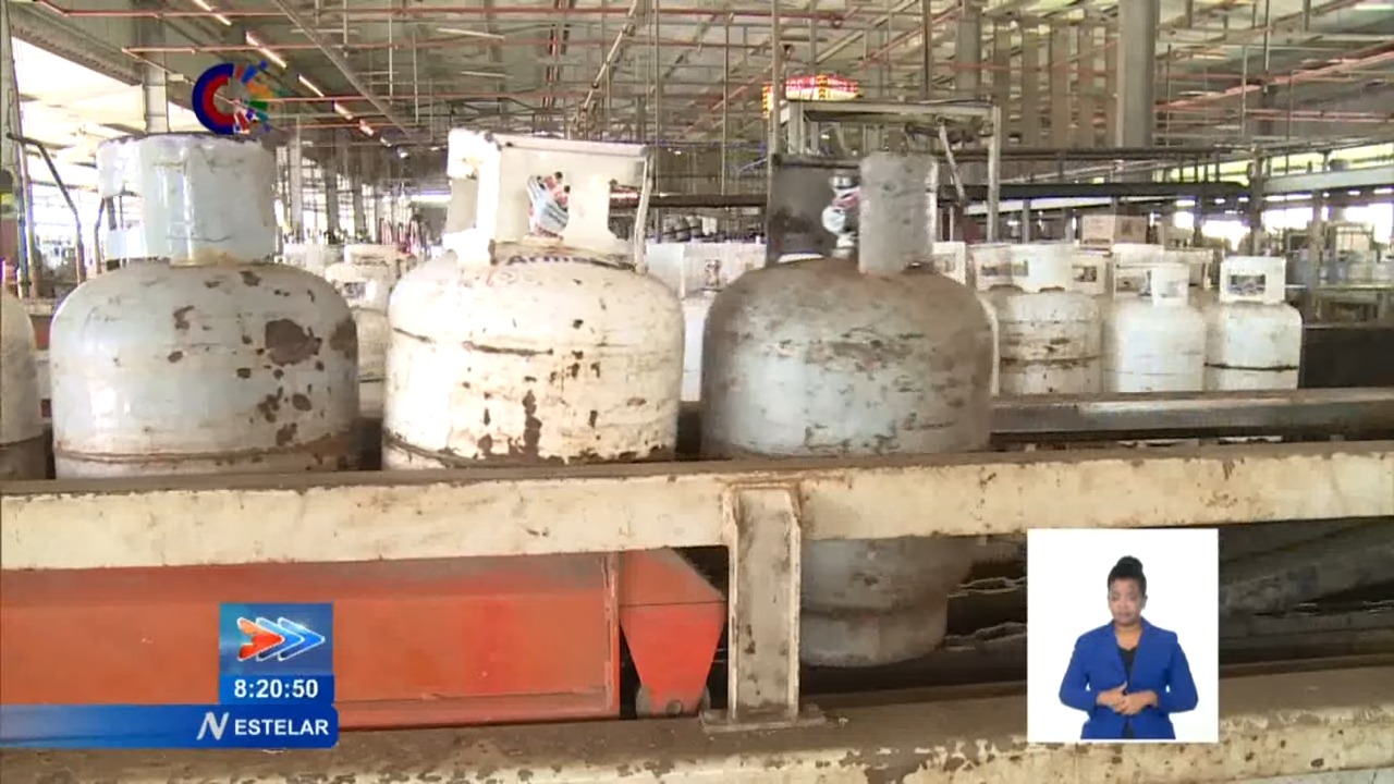Gobierno decreta aumento de precio del gas licuado y el agua no metrada