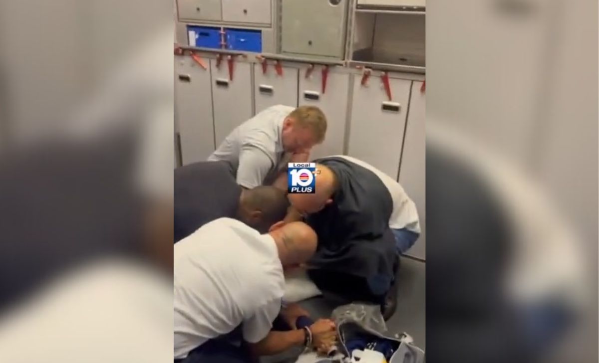 Pasajero sufre impactante colapso nervioso cuando abordaba un vuelo a Miami (3)