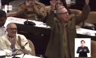 Raúl Castro exige a parlamentarios ponerse de pie para aplaudir a un ministro que recibió “cocotazos”