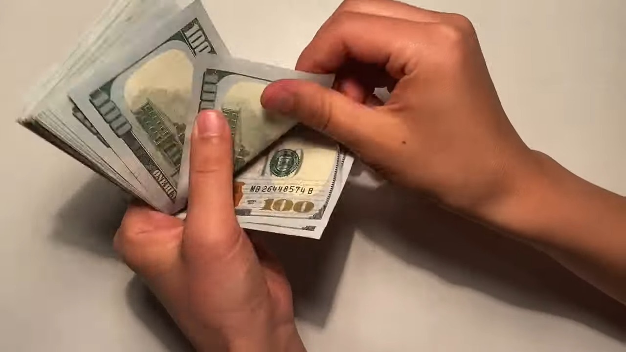 Este descenso se produce a pesar del aumento de la migración cubana. (Captura de pantalla © MasterHand - YouTube)