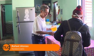 Las personas suscritas al SAF reciben las tres comidas una sola vez al día en envases que deben devolver en el momento al mensajero. (Captura de pantalla © Telecubanacán - YouTube)