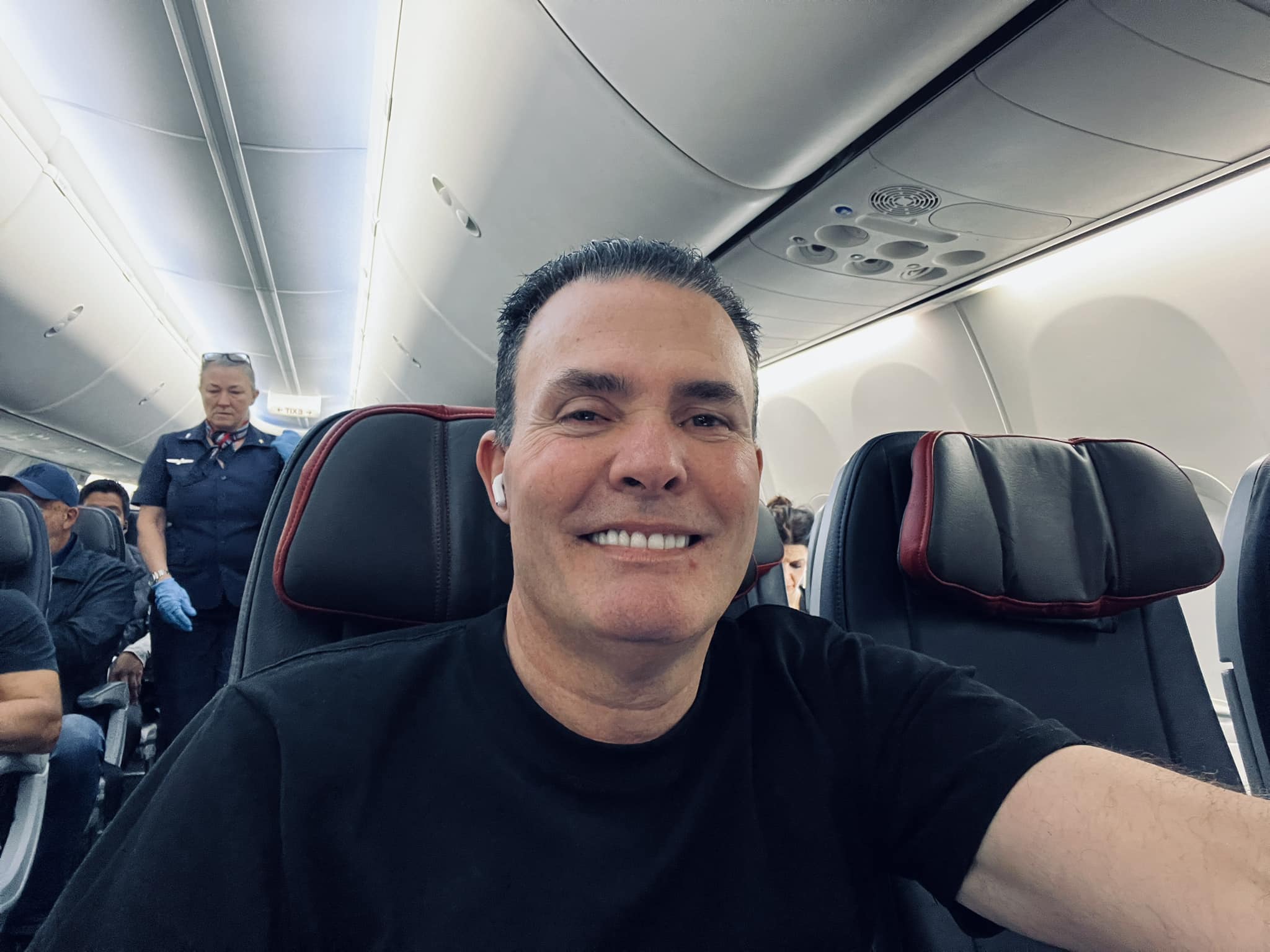 Periodista Mario Vallejo vive situación de emergencia en vuelo de American Airlines