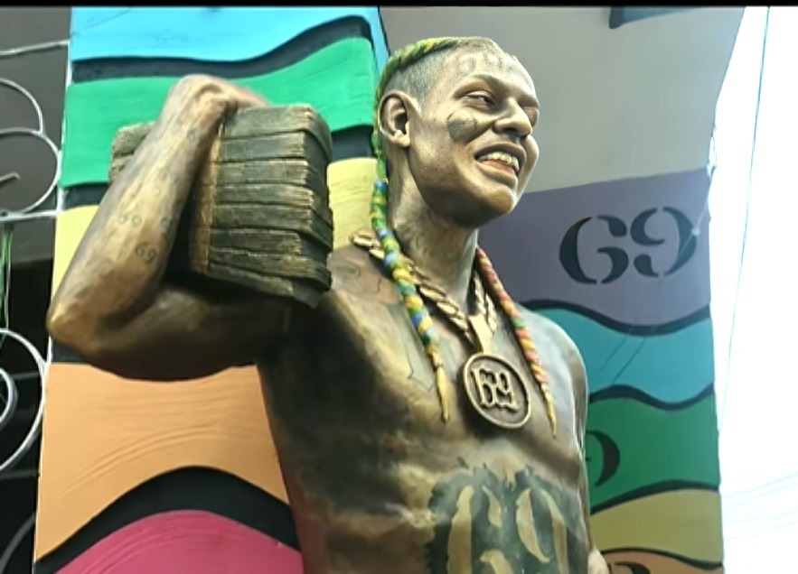 Escultura de Tekashi en Bayamo