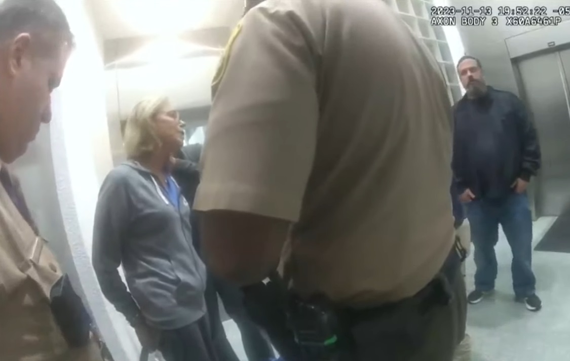 Revelan imágenes de cómo capturaron a una anciana en el aeropuerto de Miami