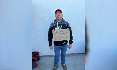 Cubano recién llegado a Las Vegas busca trabajo con un cartel en inglés y español