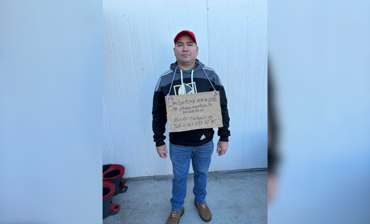 Cubano recién llegado a Las Vegas busca trabajo con un cartel en inglés y español