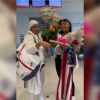 Llegó al aeropuerto de Miami con parole su hija la recibe con una caja de bombones