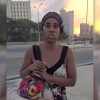 Madre cubana canta en el Malecón habanero
