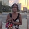 Madre cubana canta en el Malecón habanero