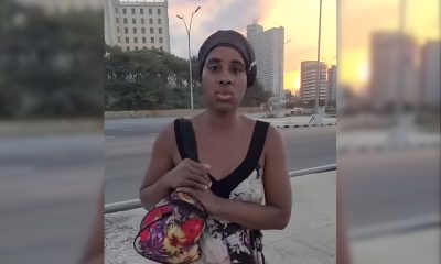Madre cubana canta en el Malecón habanero