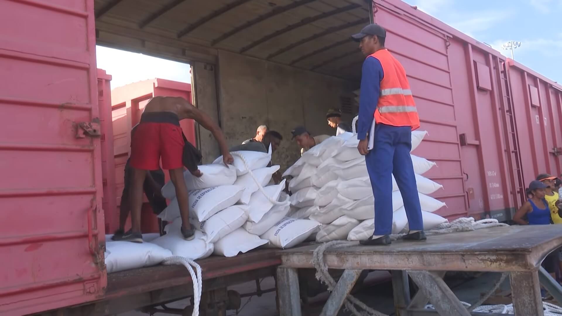 Mueren asfixiados tres trabajadores cuando descargan arroz en Santiago de Cuba (1)