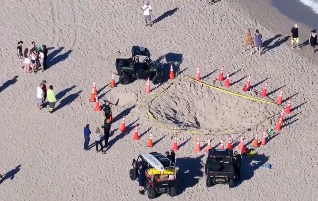 Rescatan a dos menores que estaban atrapados en un agujero de arena en Lauderdale-By-The-Sea