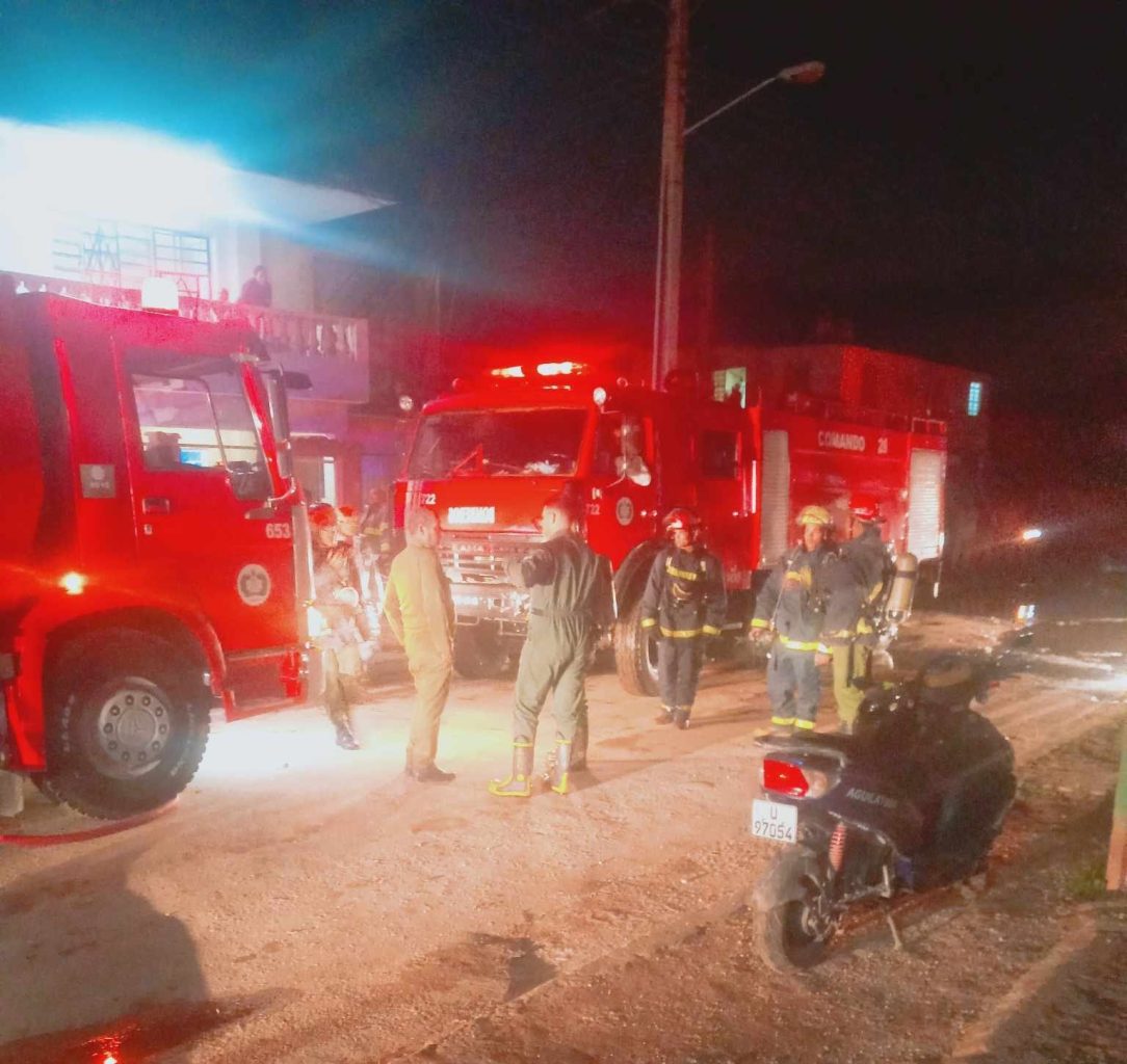 Voraz incendio destruye una antigua fábrica de papel en La Habana